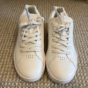 On cloud the roger white fashion sneaker size 7
